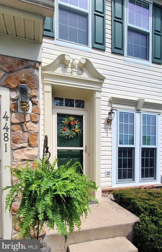 4481 Honeysuckle Ln, Gardenville, PA 18902