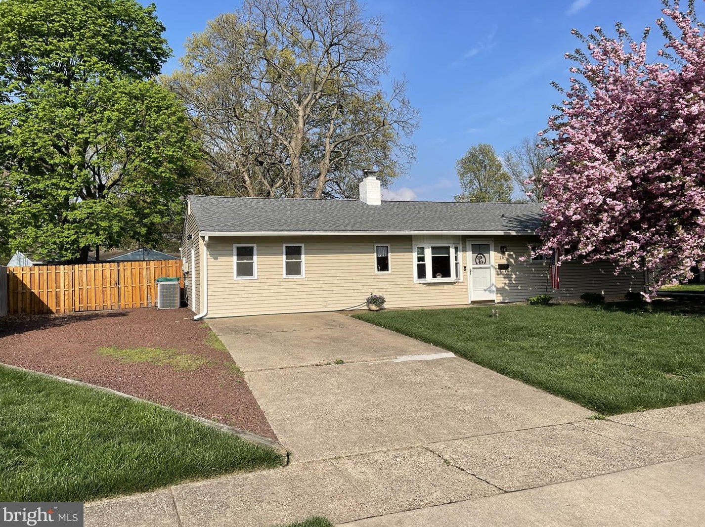 16 Orchid Ln, Levittown, PA 19055