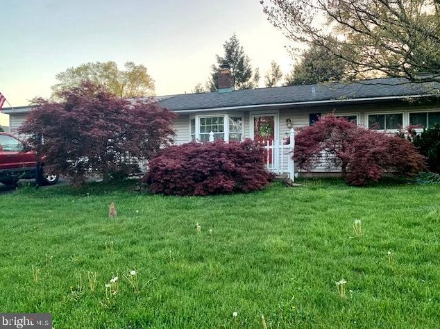 101 Farmbrook Dr, Levittown, PA 19055-2131