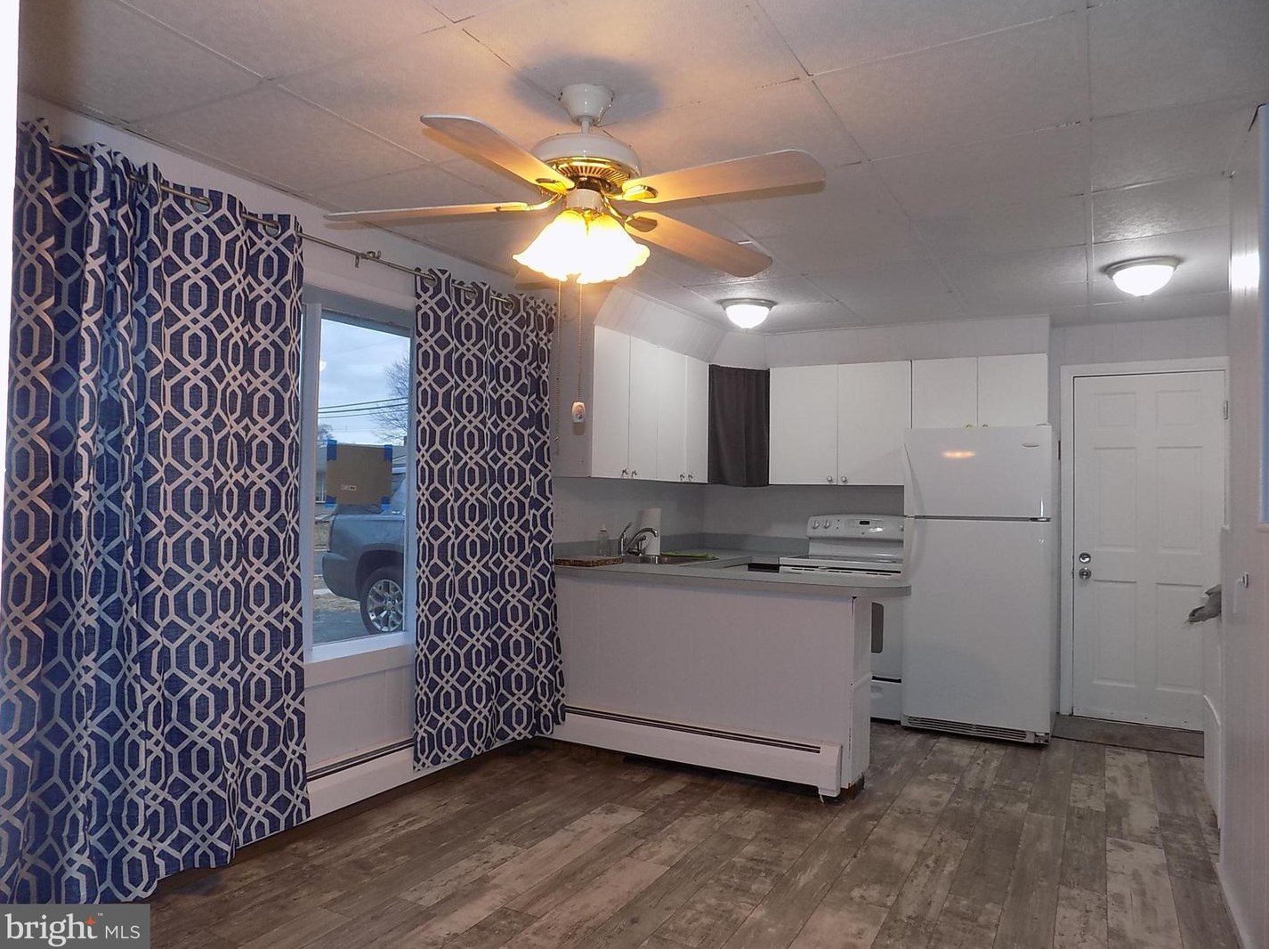 49 Orchard Ln, Levittown, PA 19055
