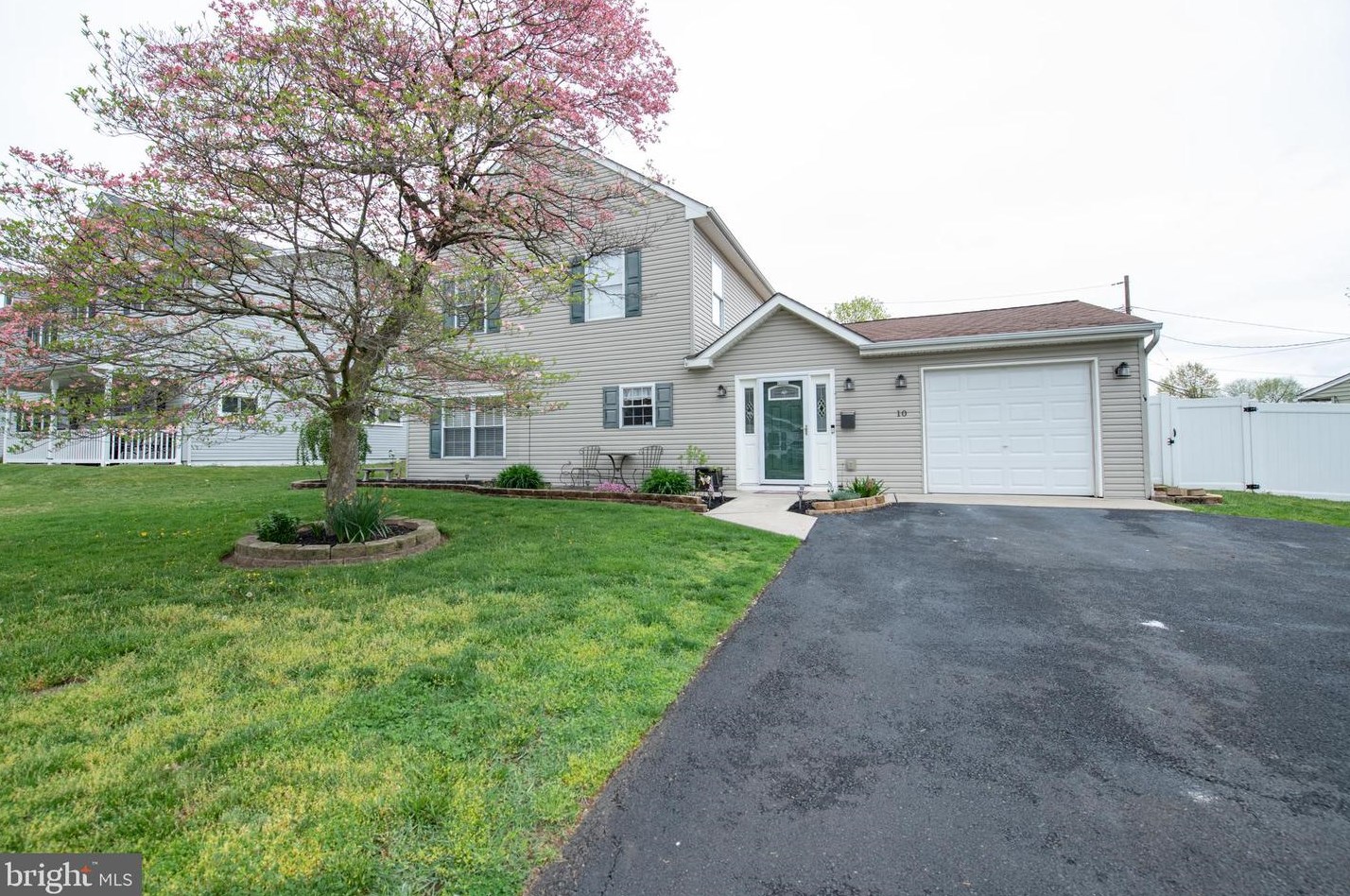 10 Lilac Ln, Levittown, PA 19054