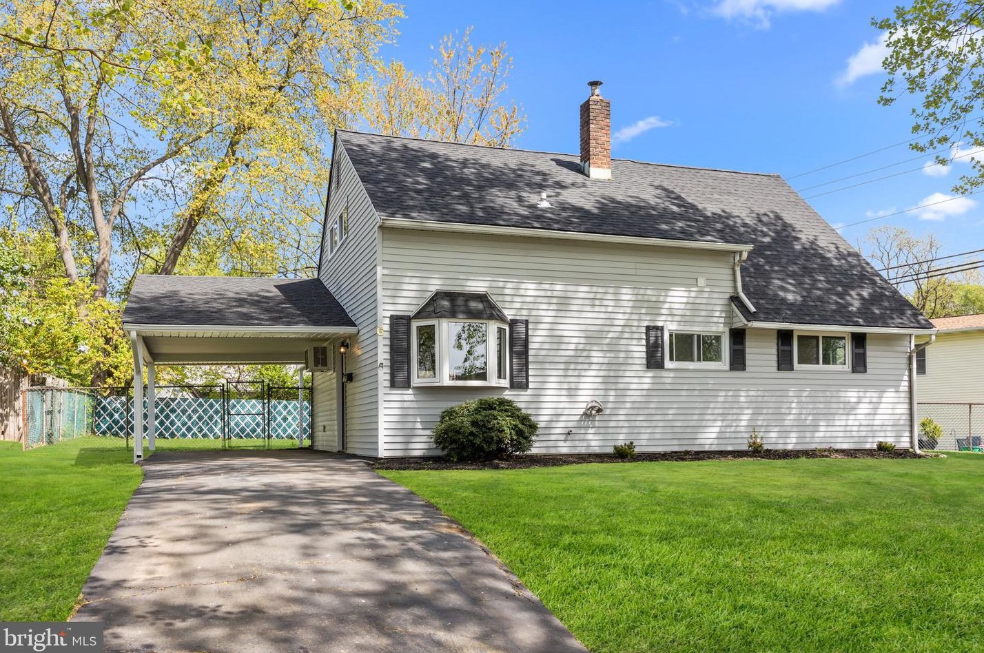 6 Rainbow Ln, Levittown, PA 19055-1108