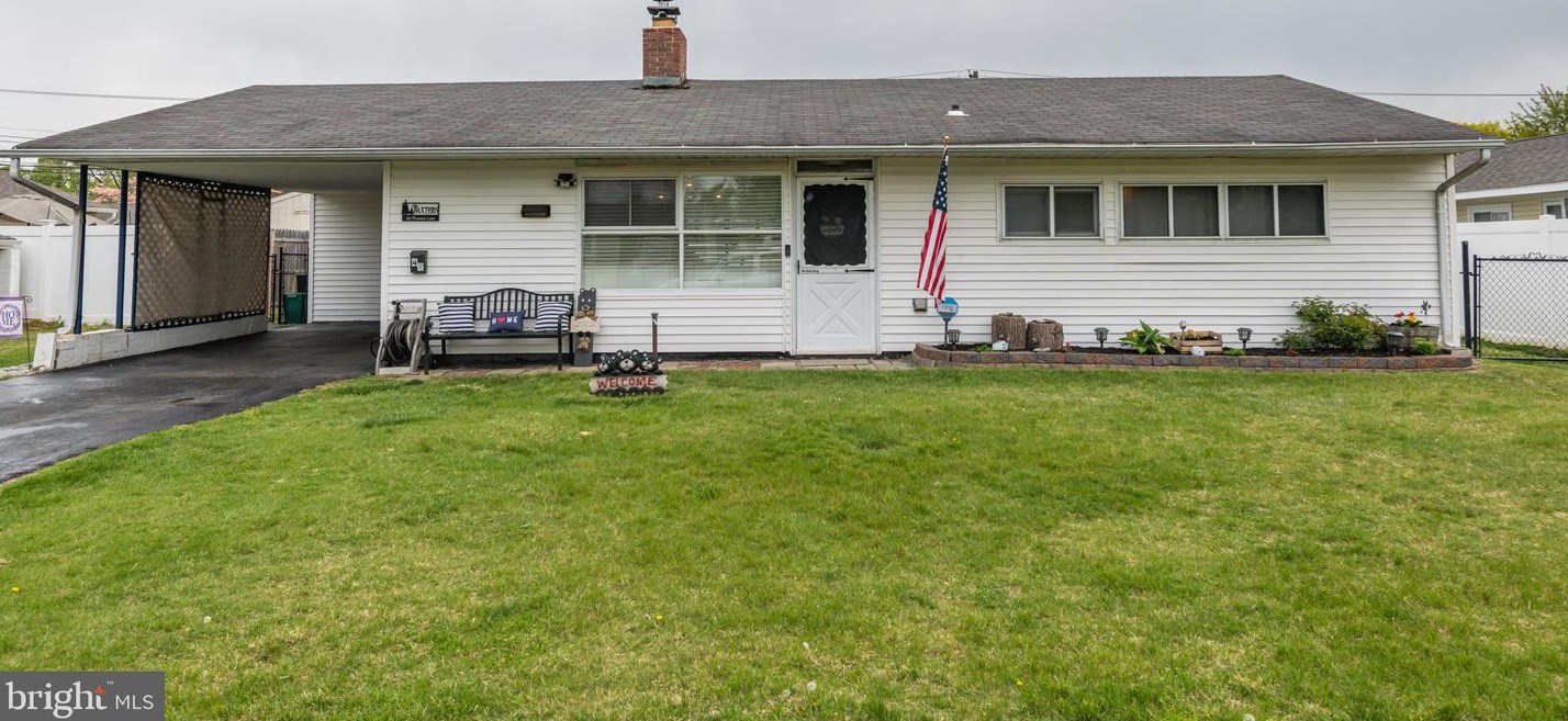 42 Pleasant Ln, Levittown, PA 19054-3711