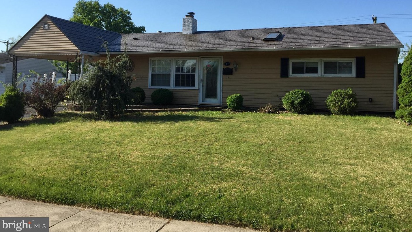 17 Tanglewood Ln, Levittown, PA 19054