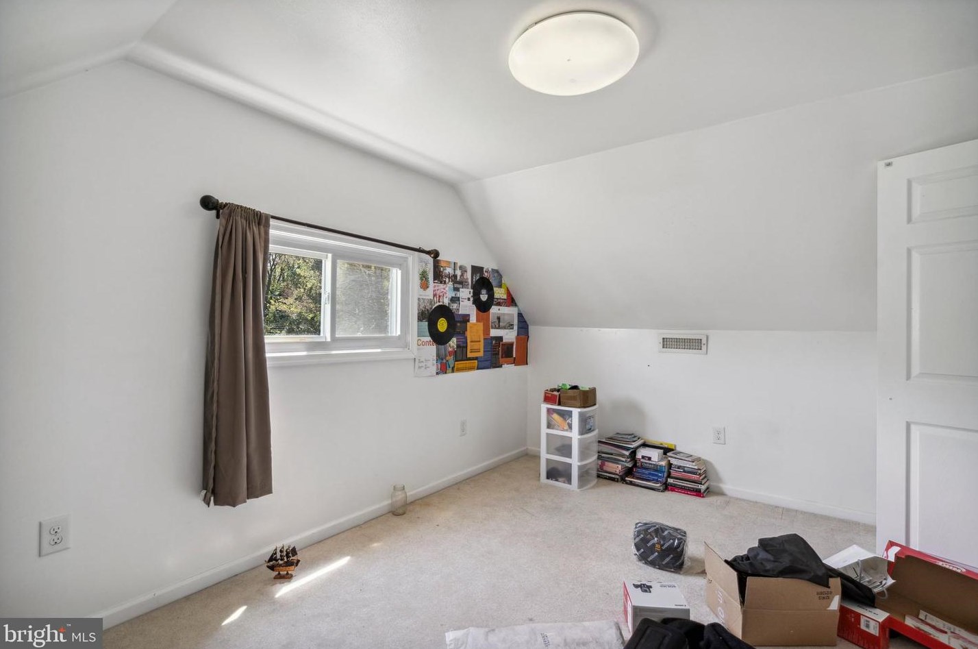 135 Hedge Rd, Levittown PA  19056-1437 exterior
