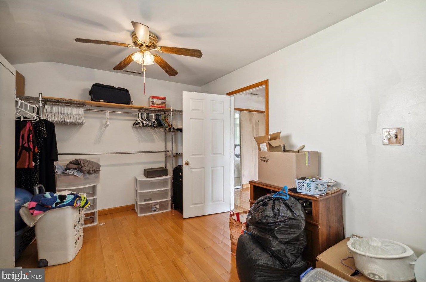 135 Hedge Rd, Levittown PA  19056-1437 exterior