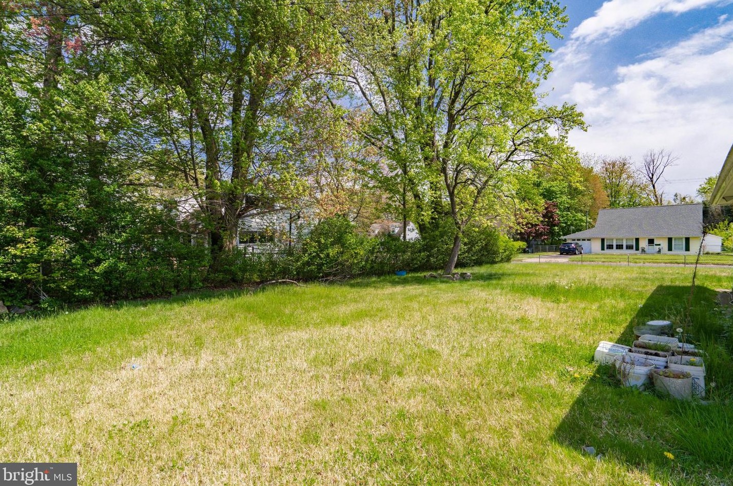 135 Hedge Rd, Levittown PA  19056-1437 exterior