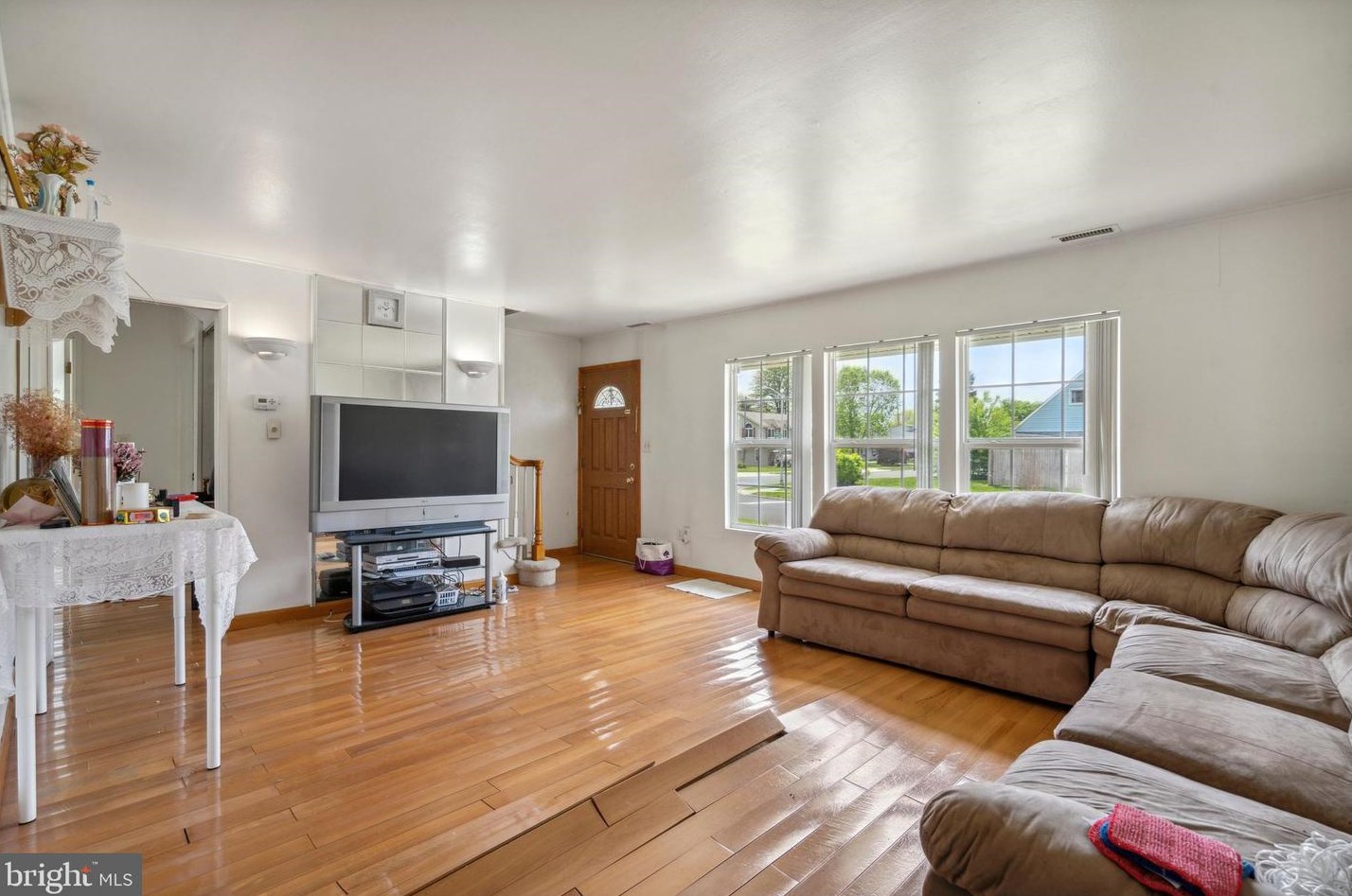 135 Hedge Rd, Levittown PA  19056-1437 exterior