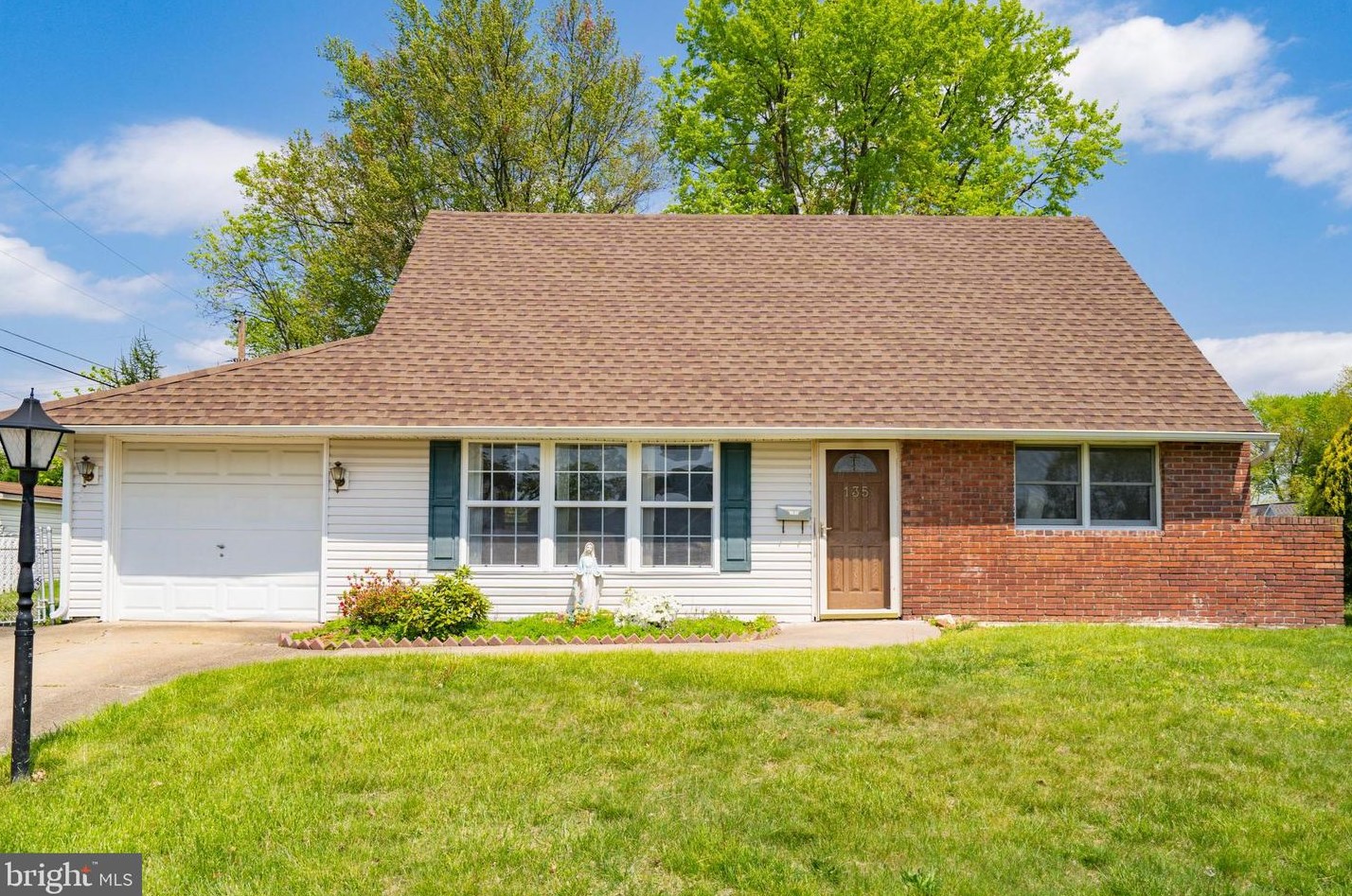 135 Hedge Rd, Levittown, PA 19056-1437