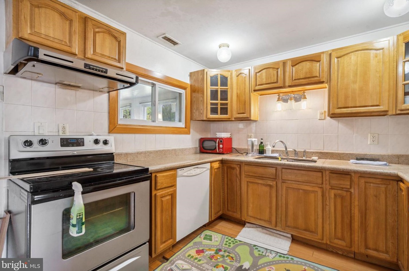 135 Hedge Rd, Levittown PA  19056-1437 exterior