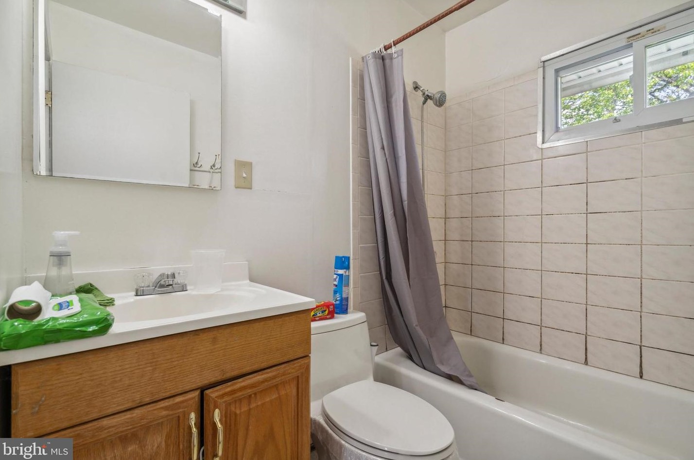 135 Hedge Rd, Levittown PA  19056-1437 exterior