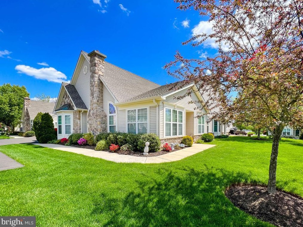 377 Shady Brook Dr, Langhorne, PA 19047