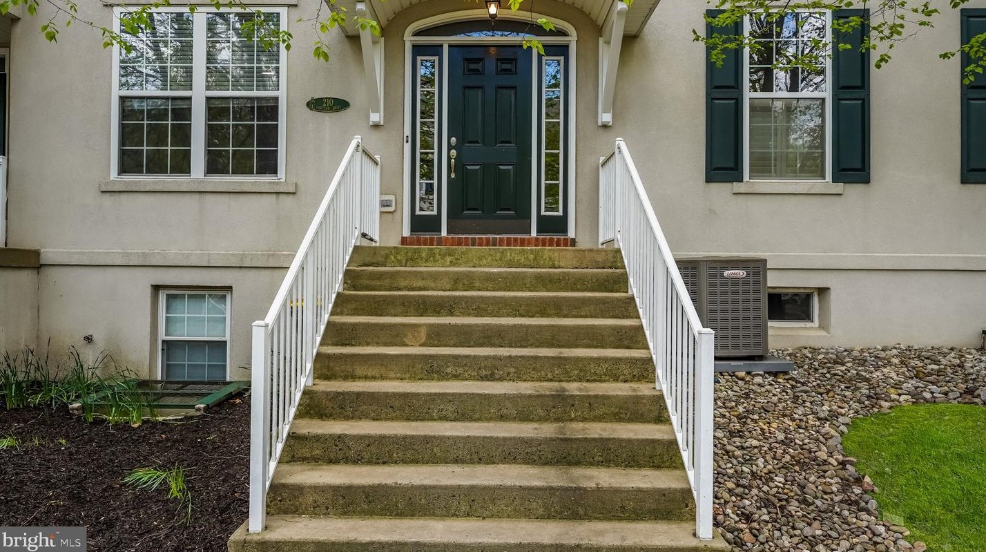 210 Lantern Dr, Gardenville, PA 18901