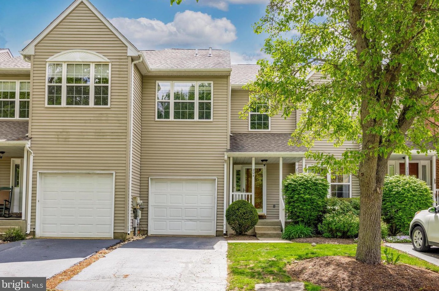 204 Victoria Ct, Gardenville, PA