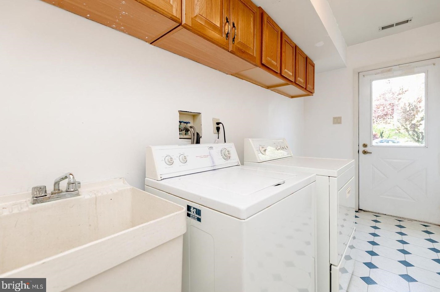 46 Snapdragon Dr, Upper Makefield PA  18940-9206 exterior