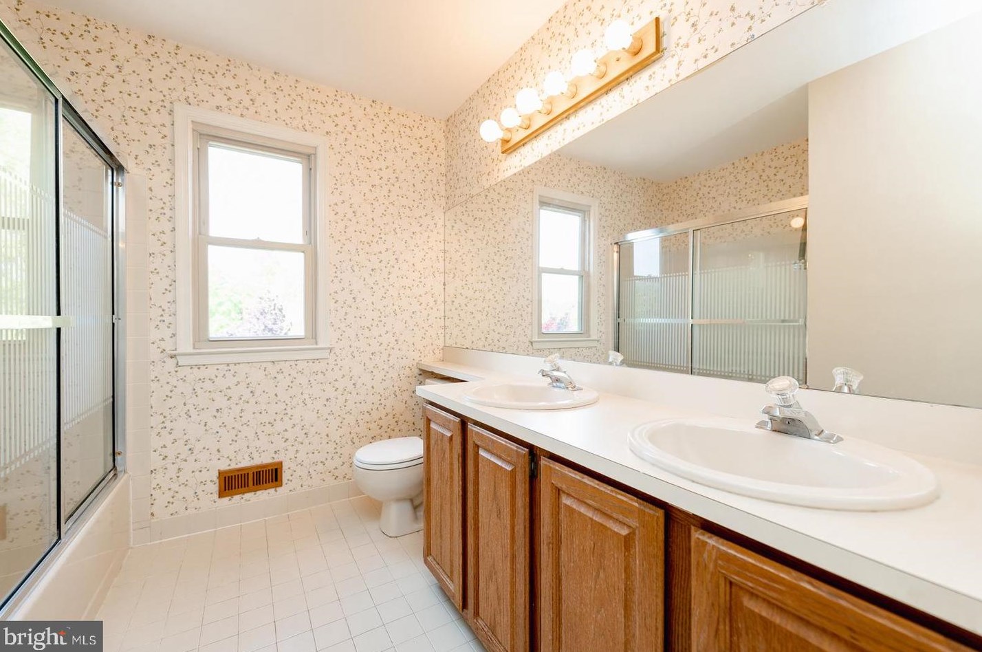 46 Snapdragon Dr, Upper Makefield PA  18940-9206 exterior