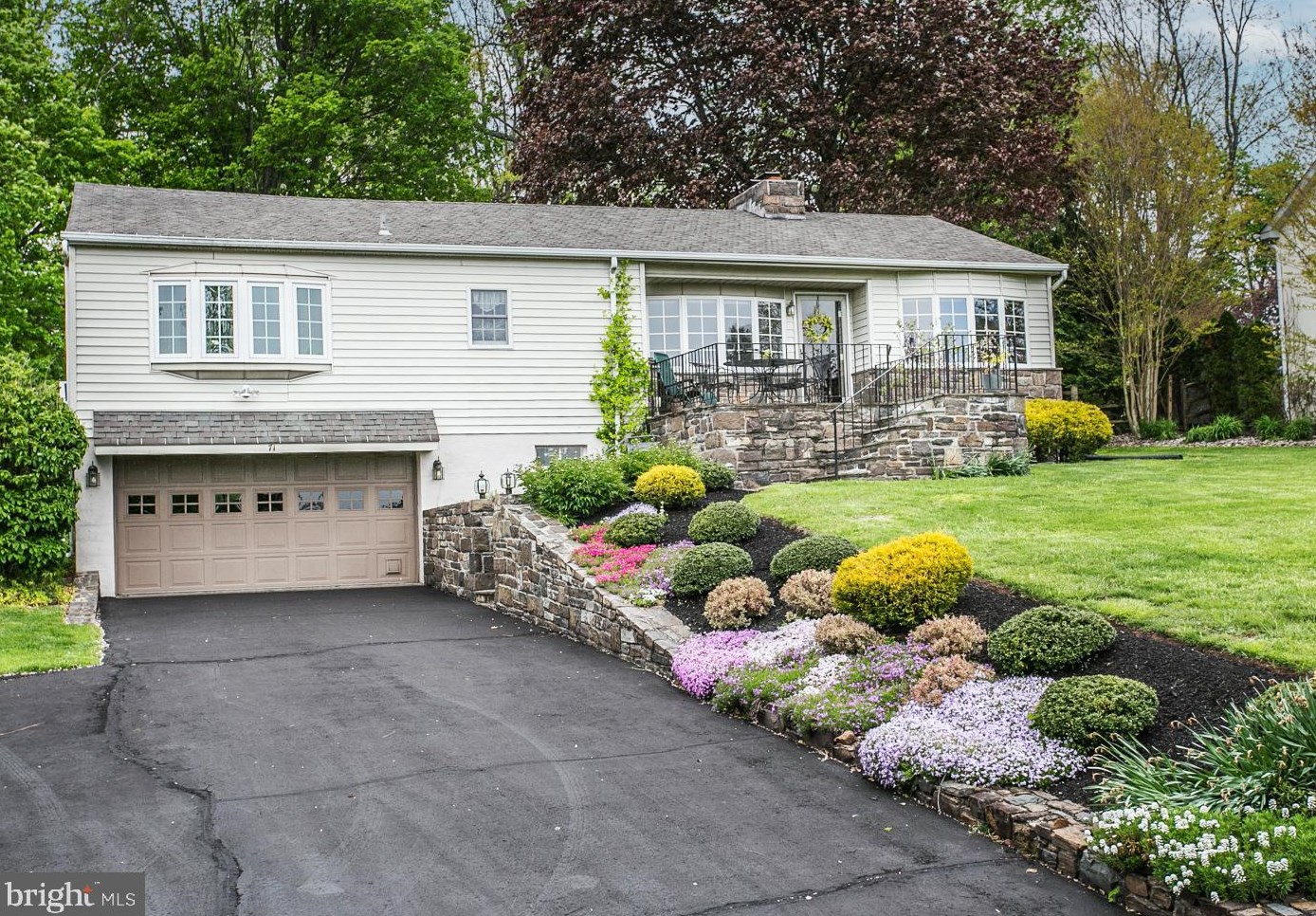 71 Golfview Rd, Gardenville, PA 18901