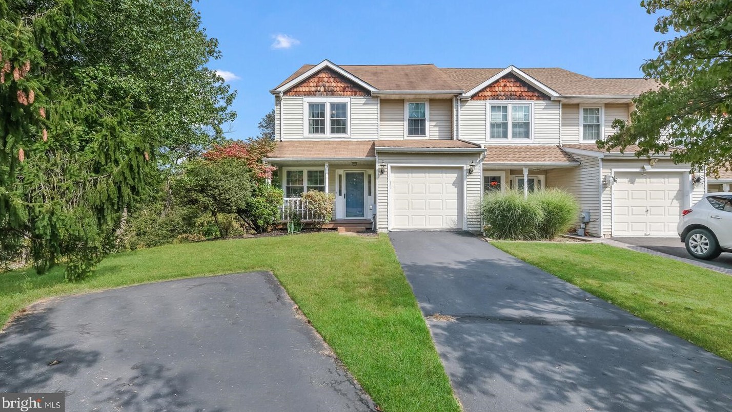 15 Cottonwood Dr, Southampton, PA 18966-2831