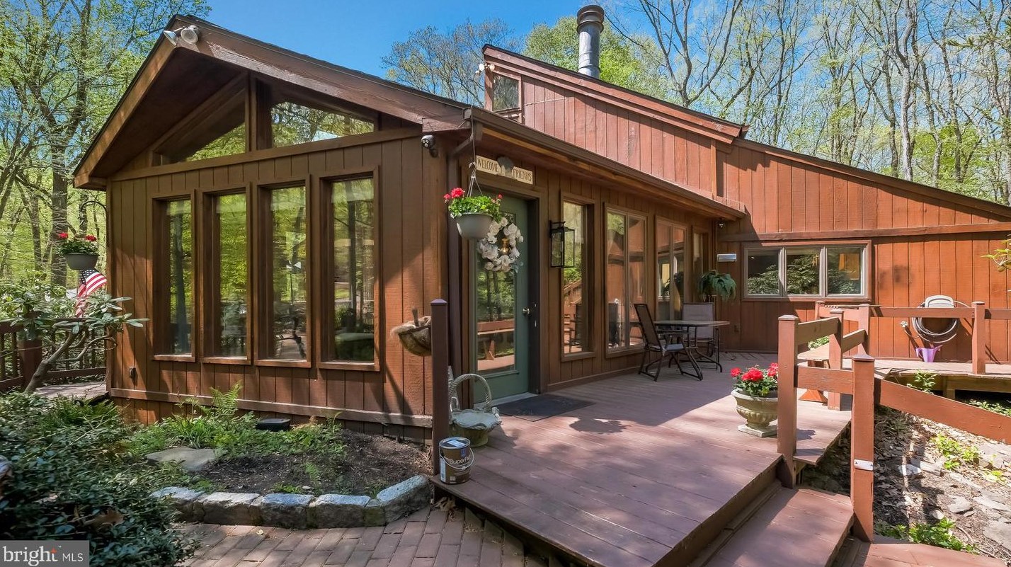 3902 Dogwood Ln, Gardenville, PA