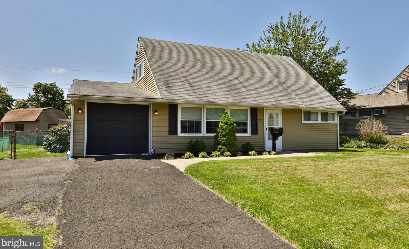 17 Candle Rd, Levittown, PA 19057