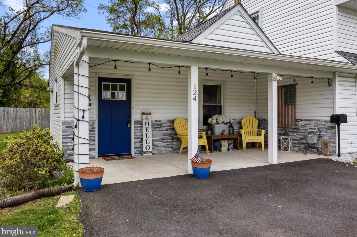 124 Red Cedar Dr, Levittown, PA 19055