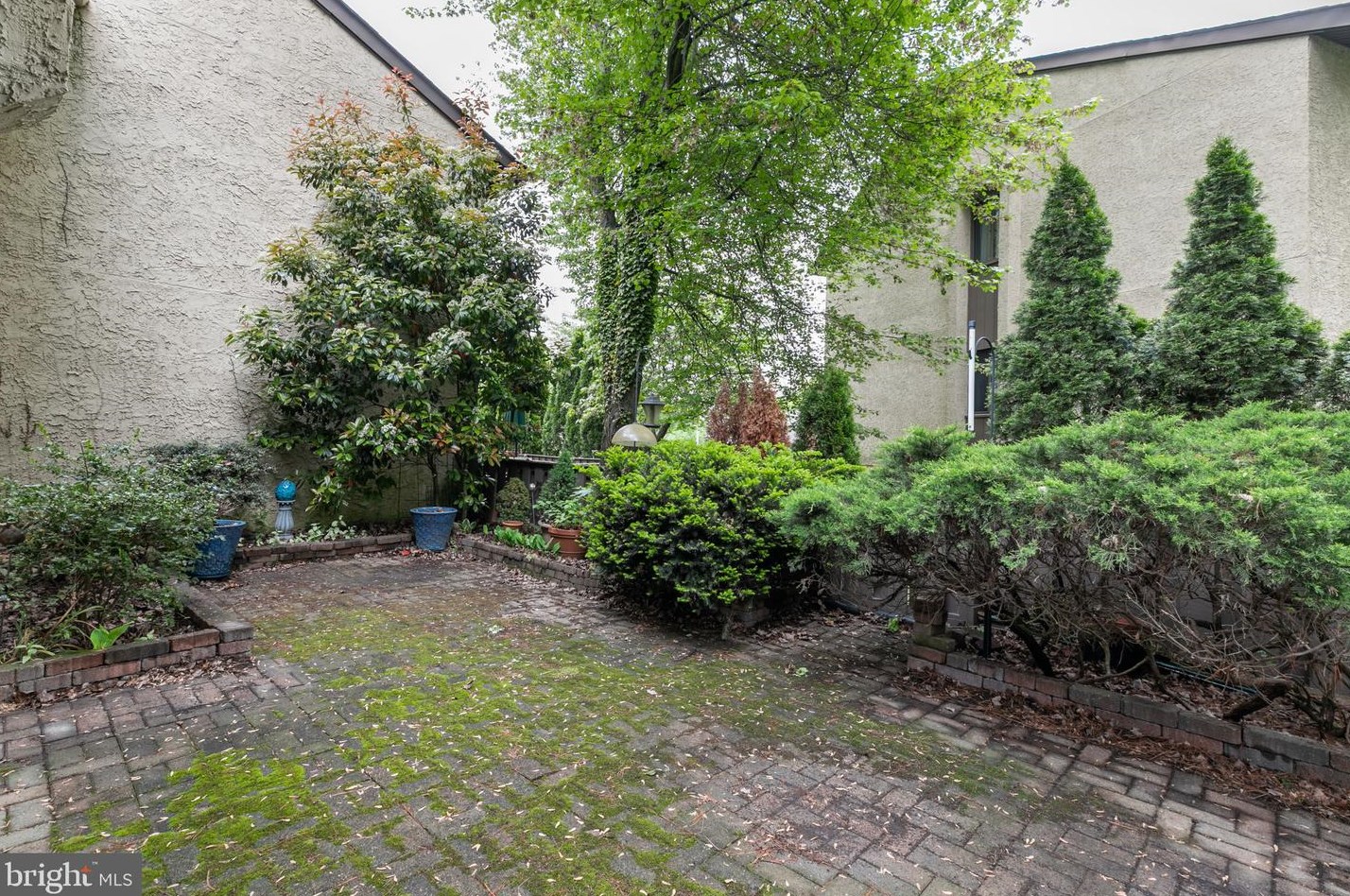 180 Golf Club Dr, Langhorne, PA 19047