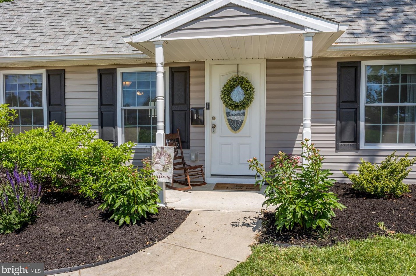 15 Cobalt Ridge Dr, Levittown, PA 19057-1624