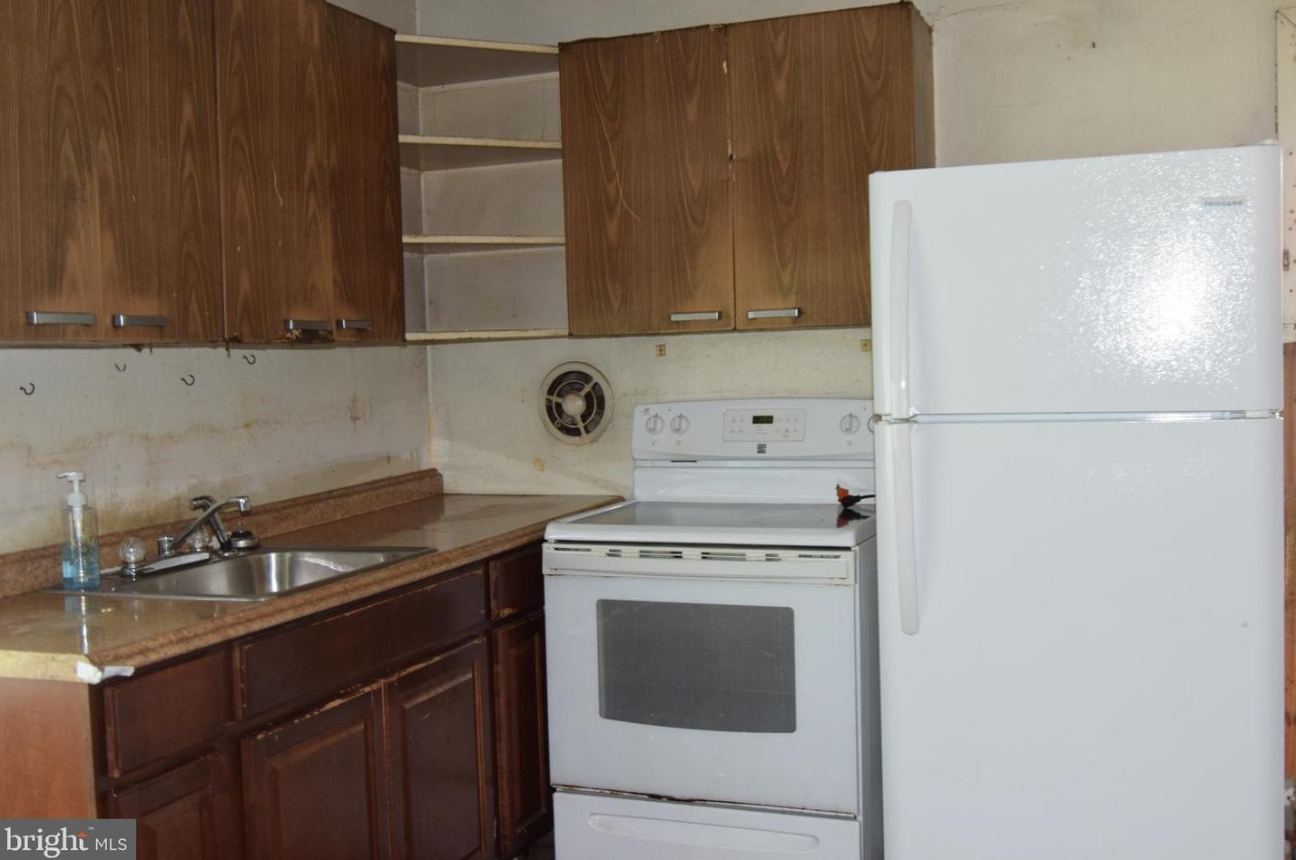 43 Balsam Rd, Levittown, PA 19057-3009