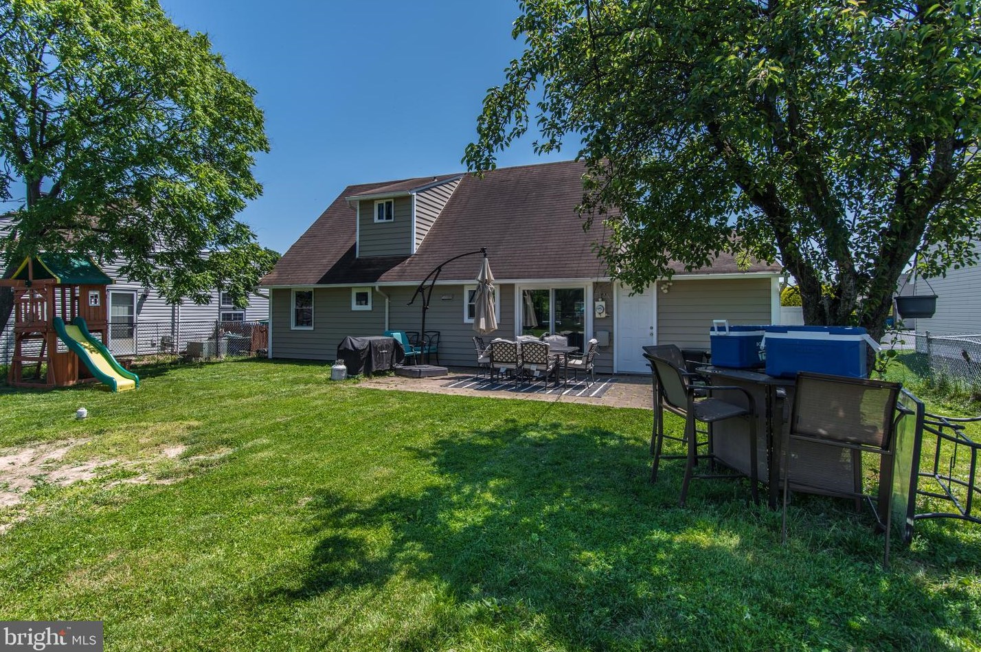 9 Kenwood Dr, Levittown PA  19055-2415 exterior