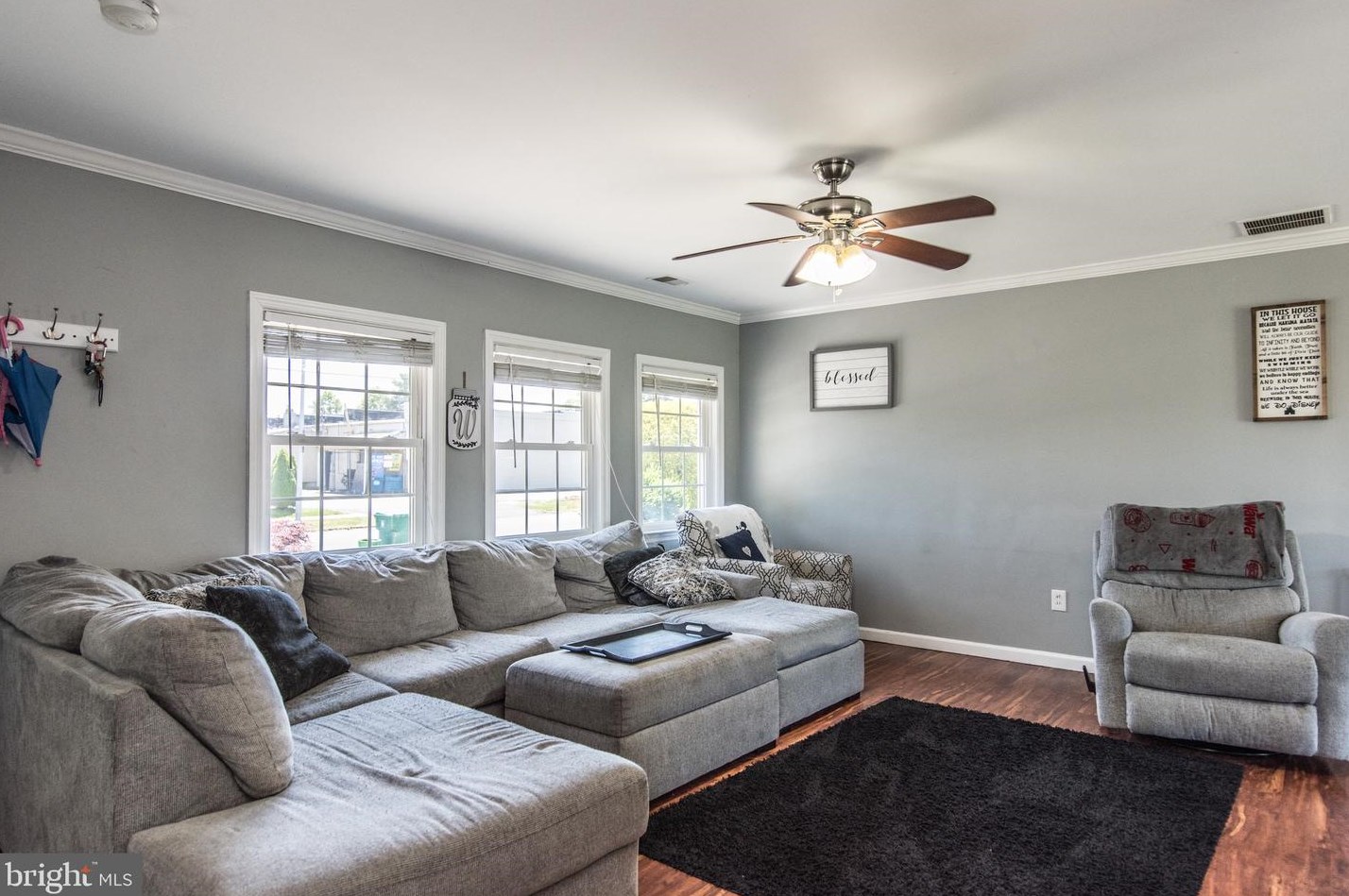 9 Kenwood Dr, Levittown PA  19055-2415 exterior