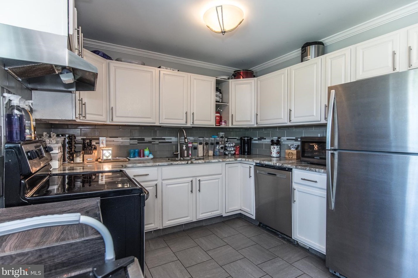 9 Kenwood Dr, Levittown PA  19055-2415 exterior