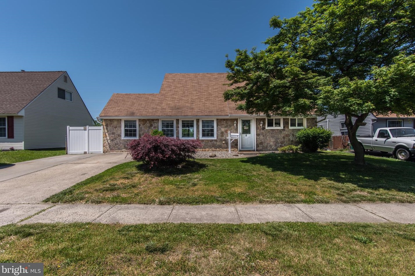 9 Kenwood Dr, Levittown PA  19055-2415 exterior