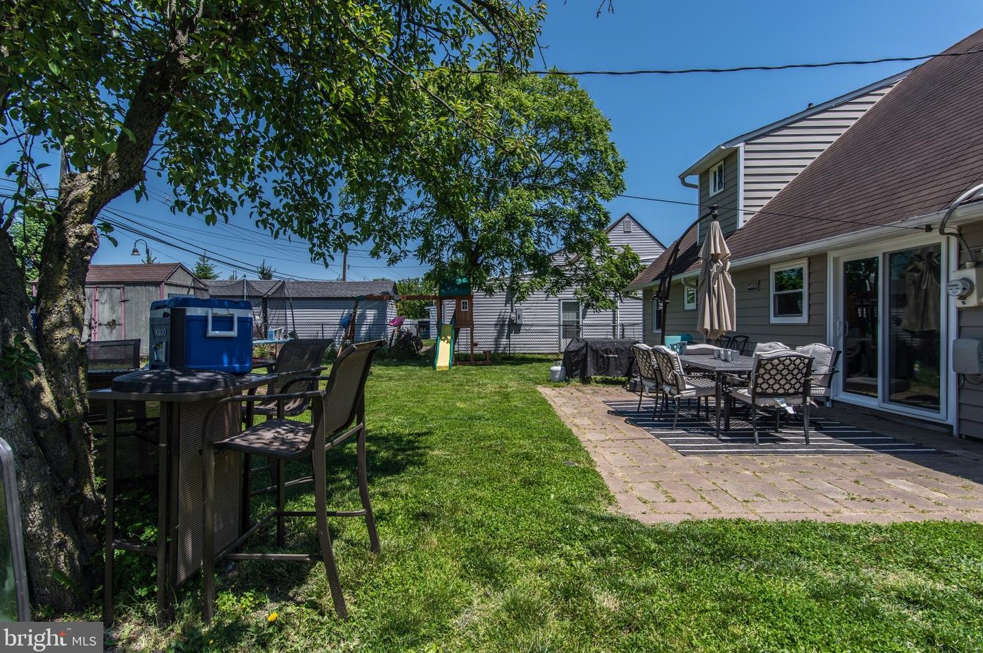 9 Kenwood Dr, Levittown PA  19055-2415 exterior