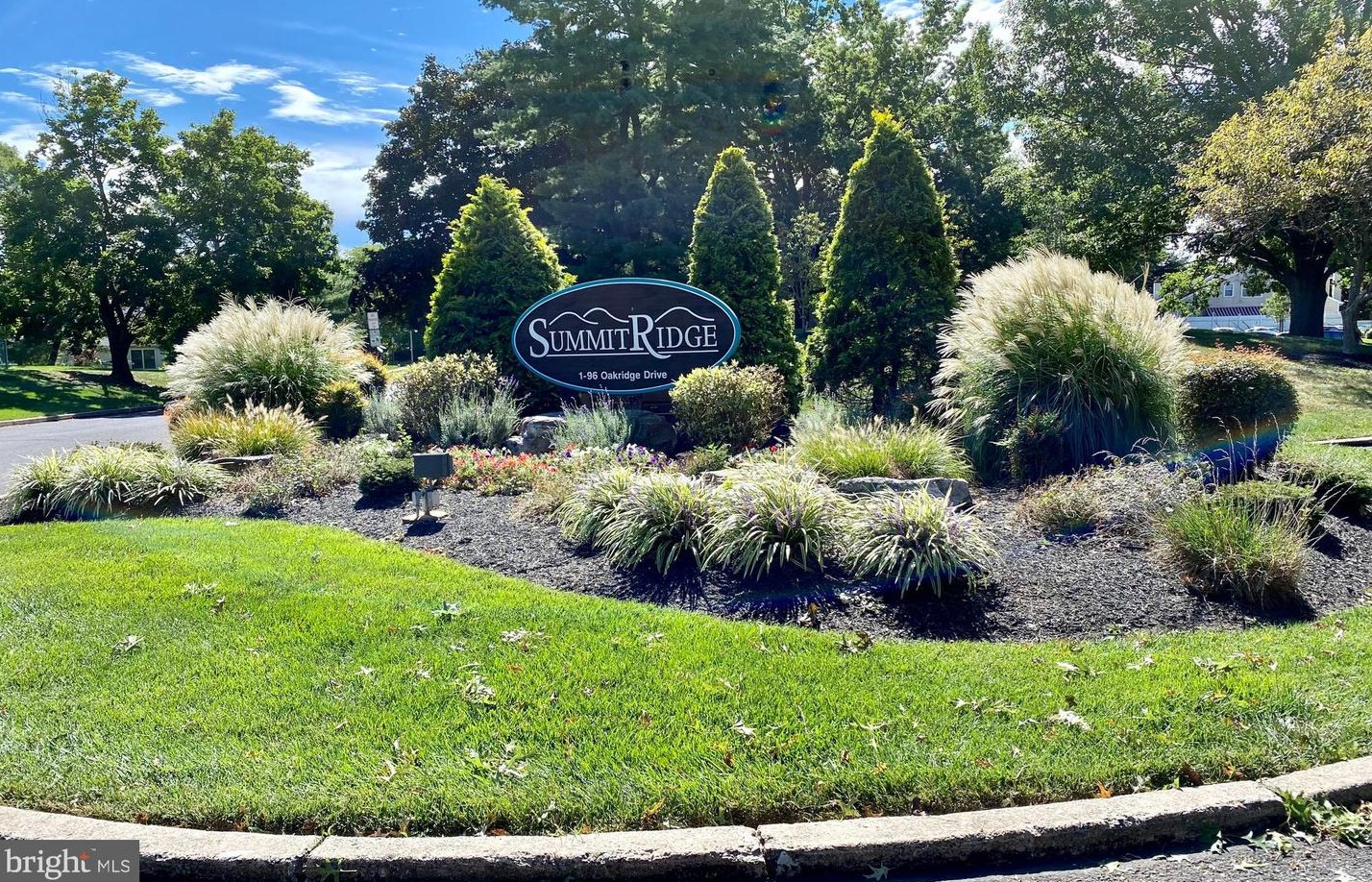 15 Oakridge Dr, Langhorne, PA 19047-1048