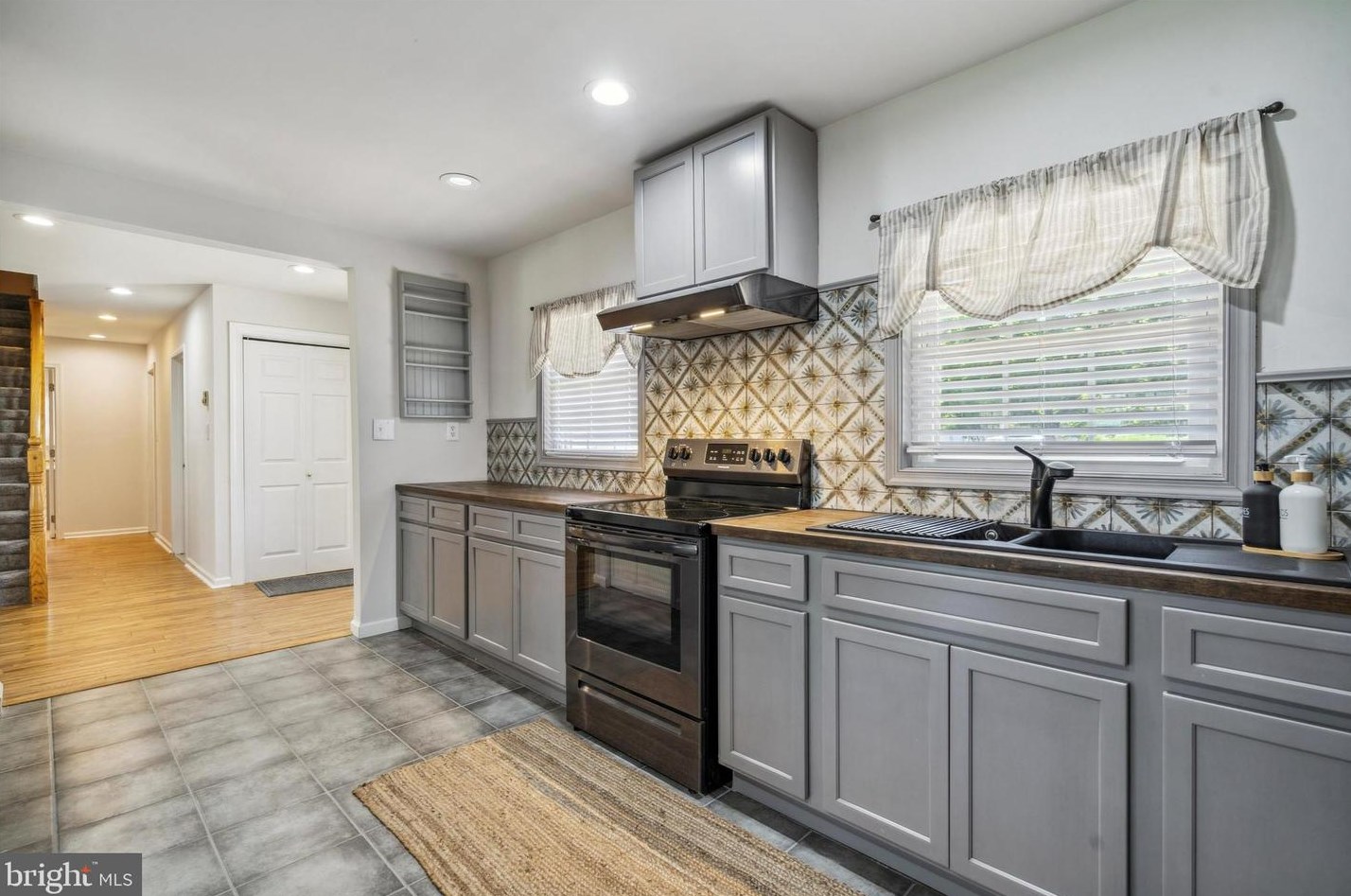 46 Forsythia Dr S, Levittown, PA 19056