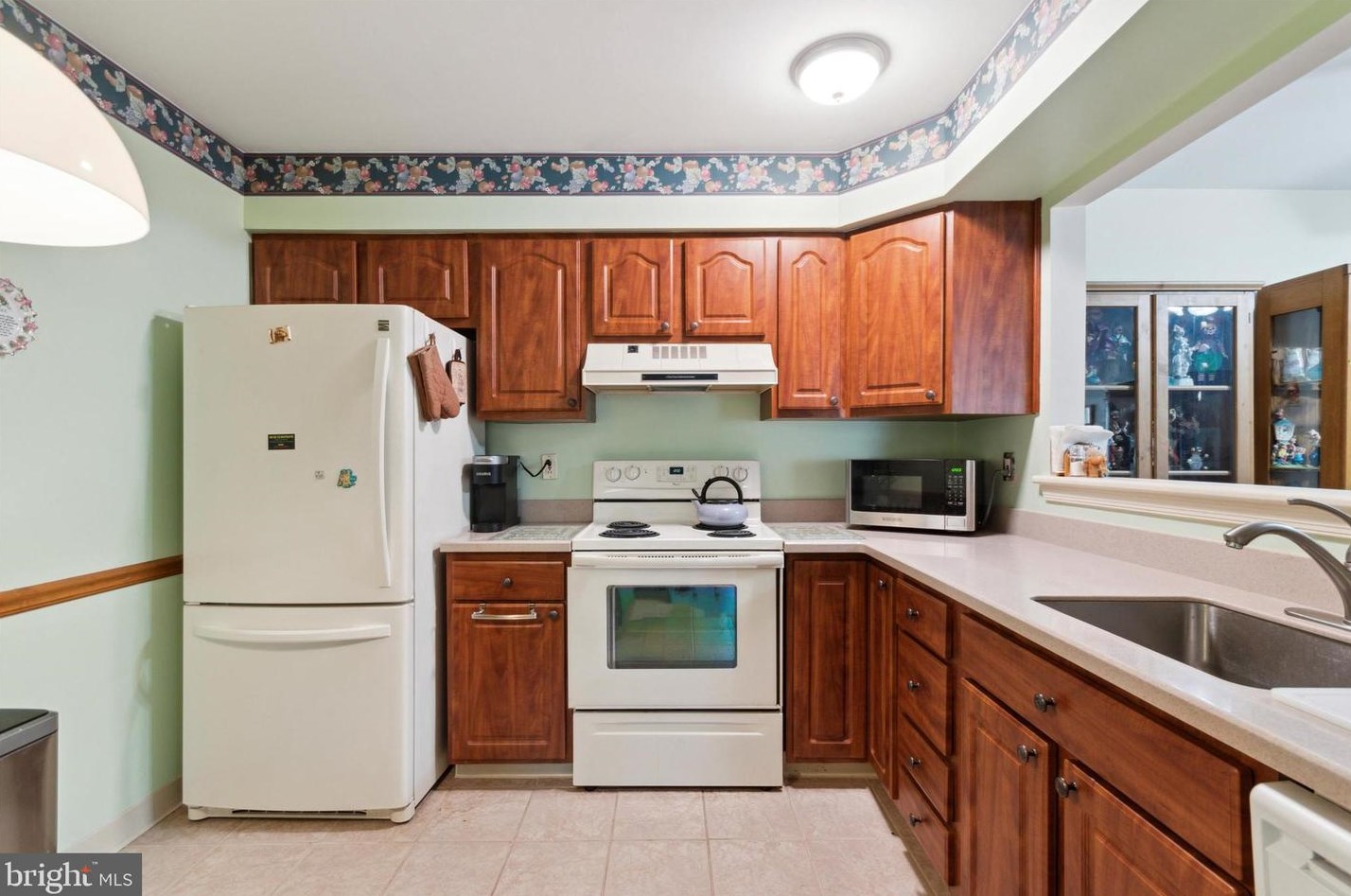 131 Pamela Ct, Levittown, PA 19057