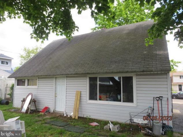 9 Huckleberry Ln, Levittown, PA 19055-1303