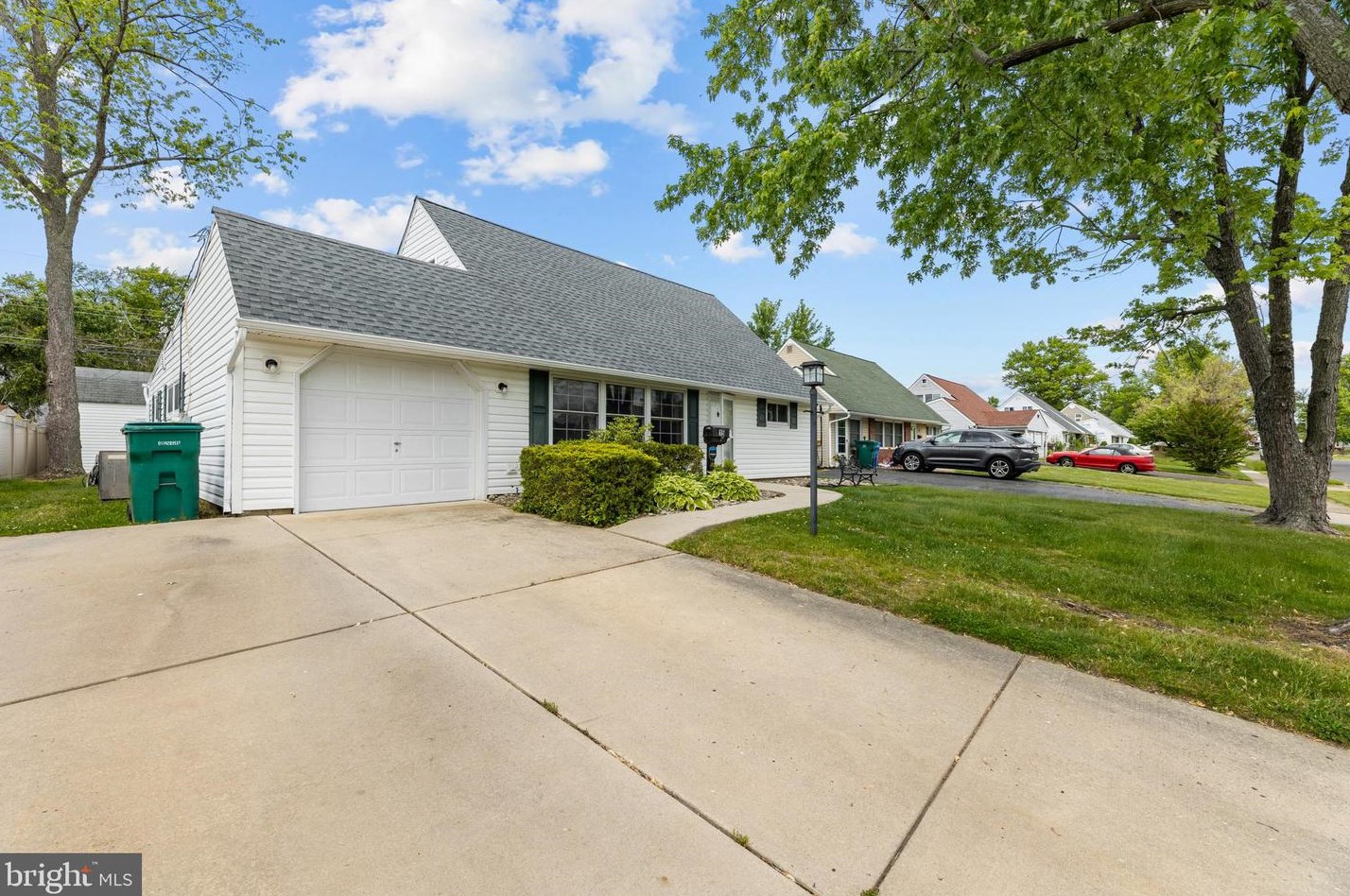 15 Iris Rd, Levittown, PA 19057