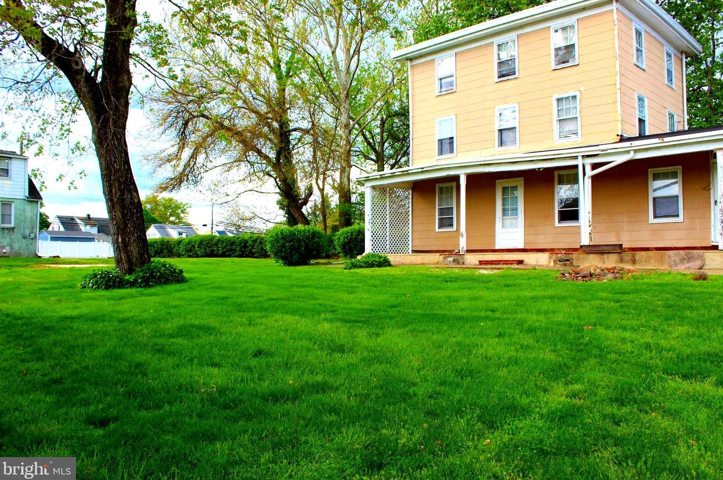 5117 Emilie Rd, Levittown, PA 19057