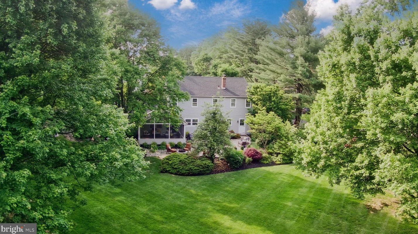 62 Countryside Dr, Gardenville, PA