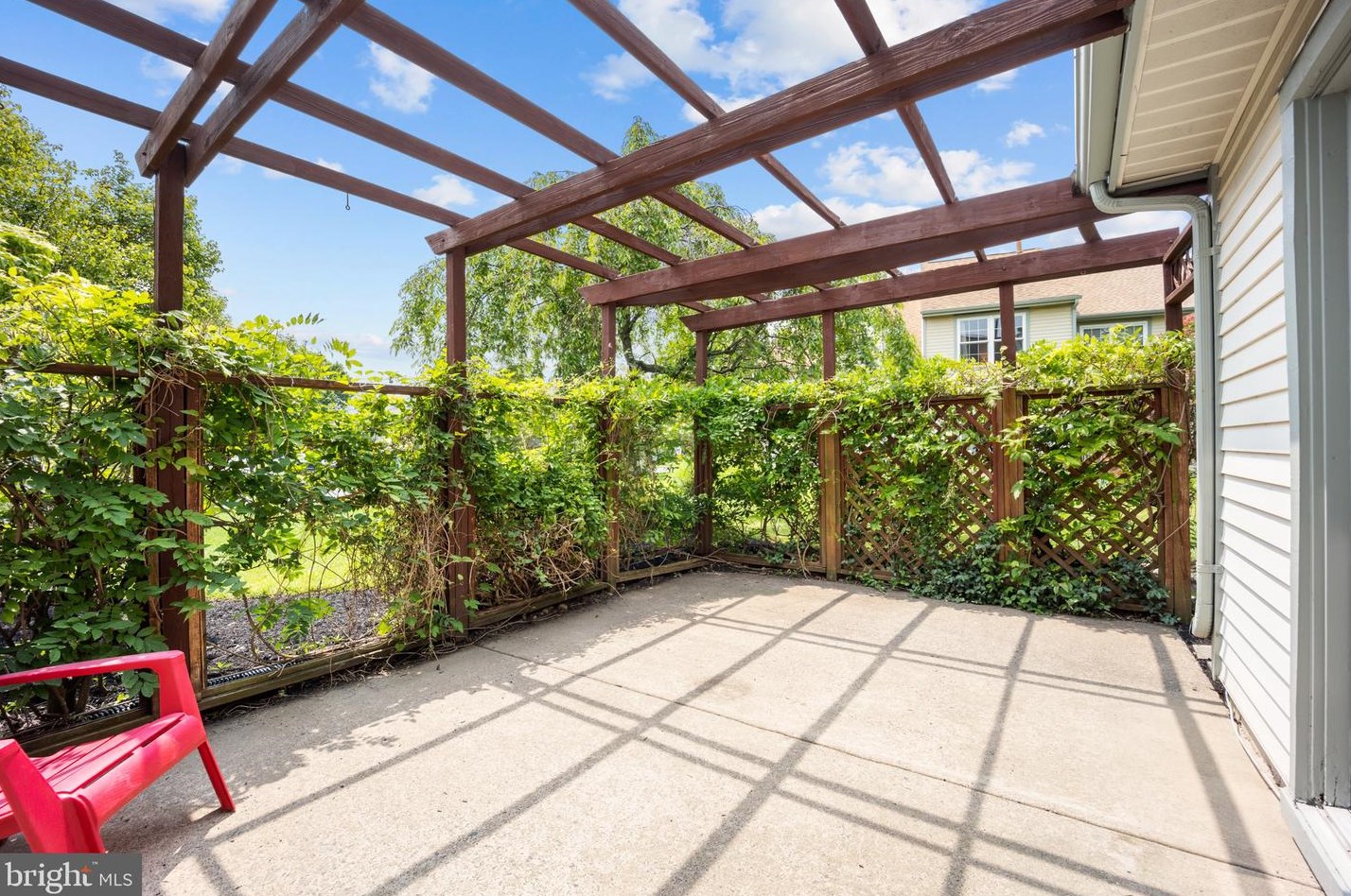 1 Laurel Cir, Upper Makefield PA  18940-3221 exterior