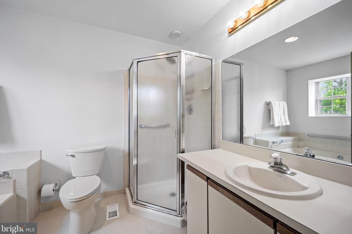 1 Laurel Cir, Upper Makefield PA  18940-3221 exterior