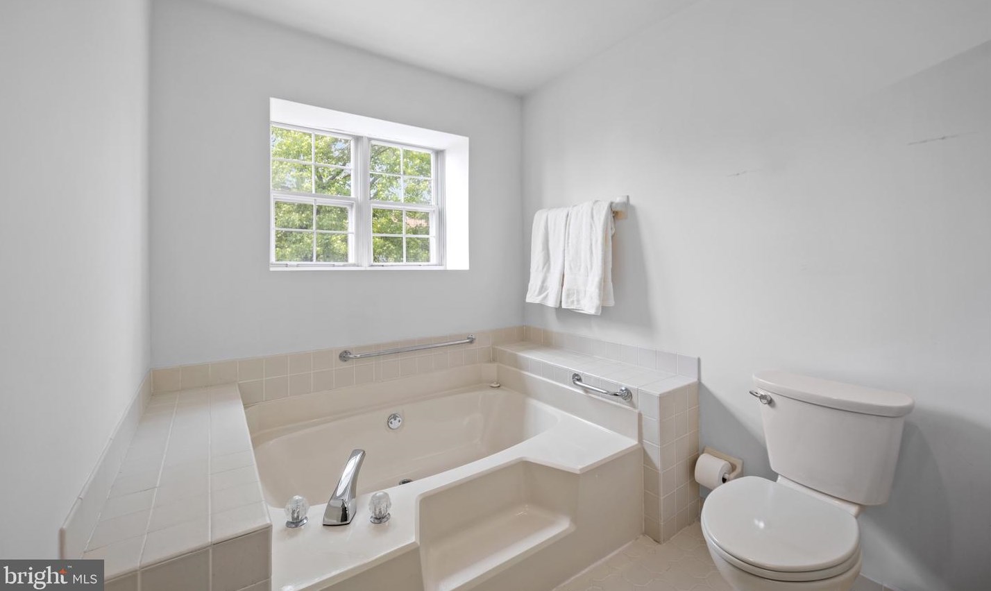 1 Laurel Cir, Upper Makefield PA  18940-3221 exterior