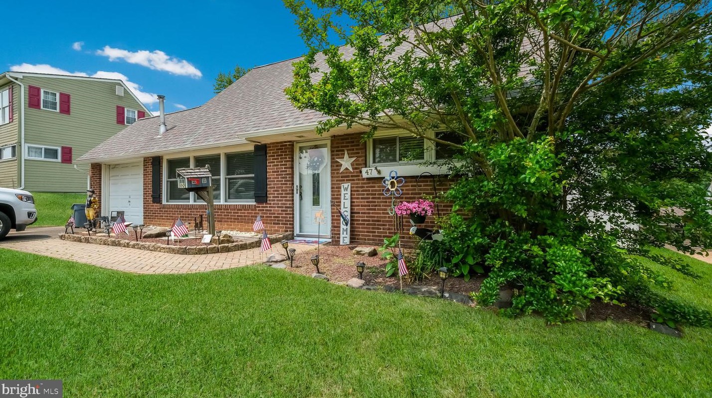 47 Vicar Ln, Levittown, PA 19054