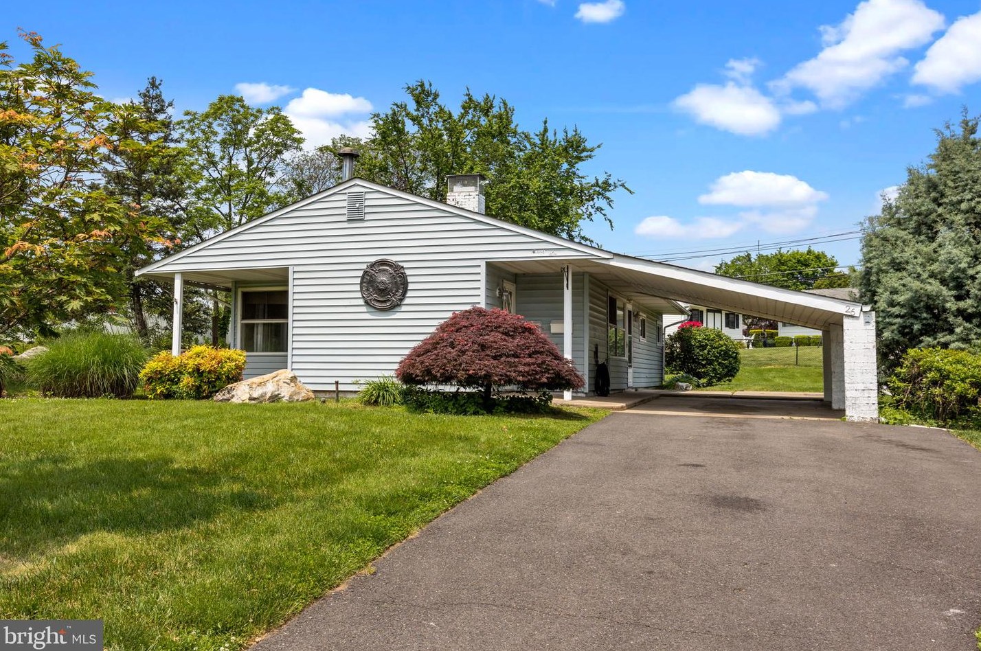 26 Marigold Cir, Levittown, PA 19054