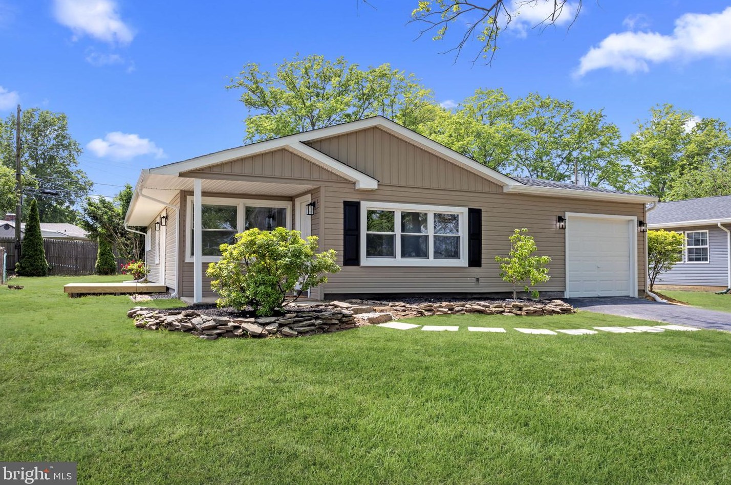 111 Oaktree Dr, Levittown, PA 19055