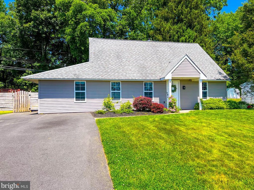 61 Hedge Rd, Levittown, PA 19056