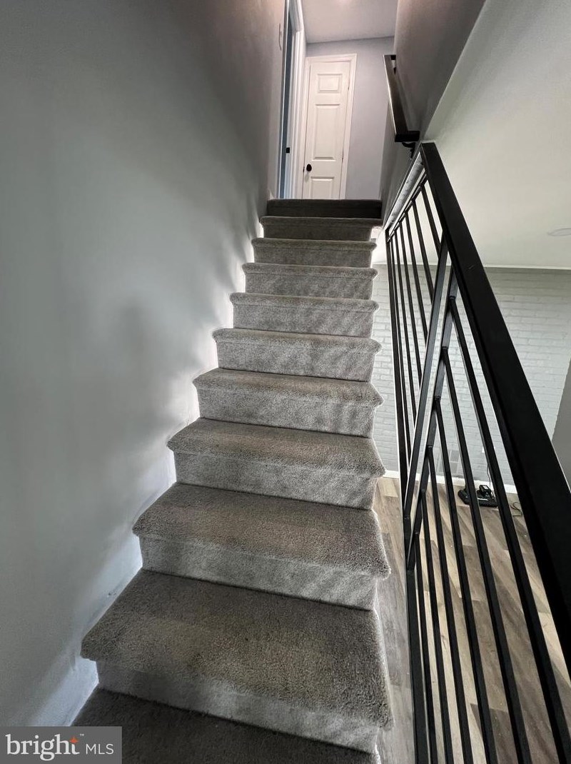 6 Roundwood Ln, Levittown, PA 19055