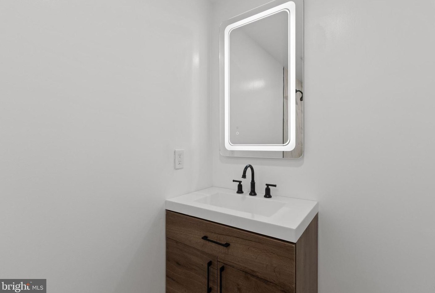 6 Roundwood Ln, Levittown PA  19055-1429 exterior