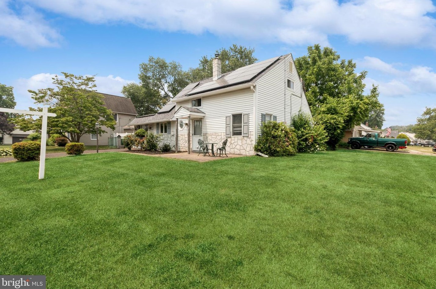 107 Coral Ln, Levittown, PA 19055-1652